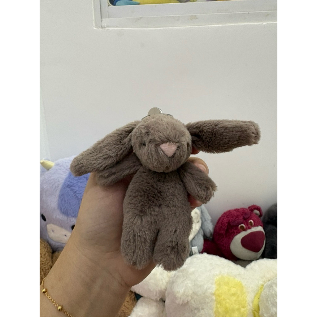 Móc khóa thỏ Jellycat màu truffle