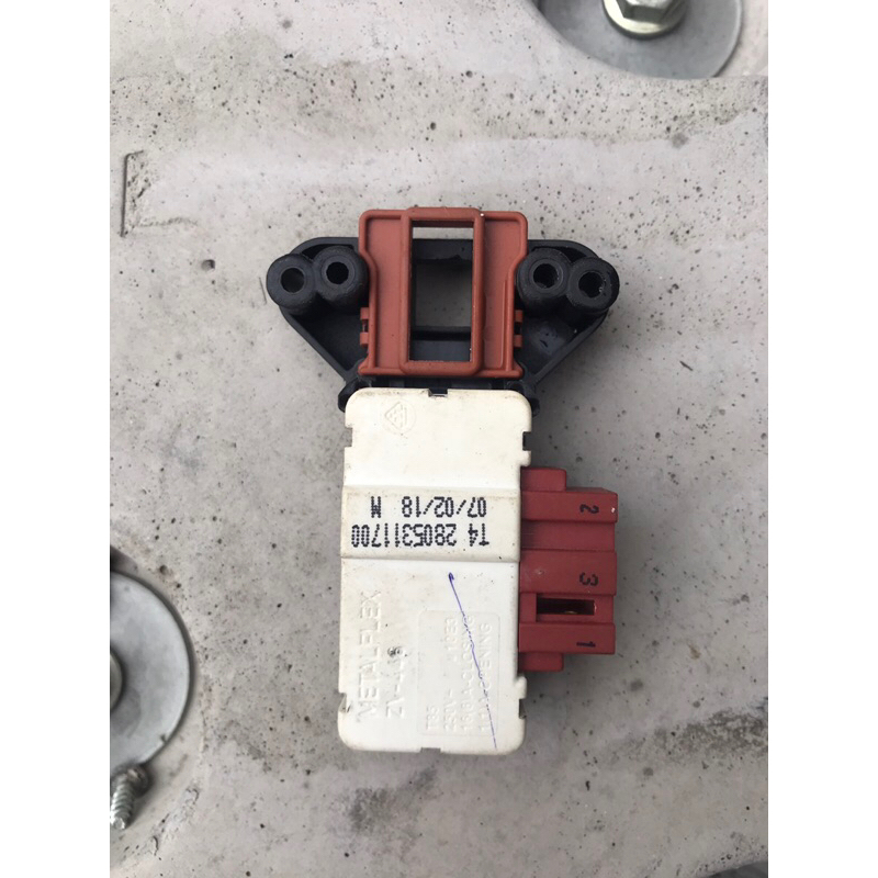 Công tắc cửa máy giặt Beko 8kg WTV 8634XS0 cũ tốt tháo máy chính hãng