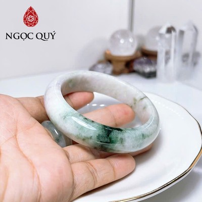 Vòng cẩm thạch A Myanmar - Ngọc phỉ thúy type A bản tròn và hẹ chất nếp màu trắng điểm bông xanh ni51-56 mm LM01 - NQ