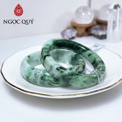 Vòng cẩm thạch A - Phỉ thúy type A bản hẹ và vuông màu xanh sơn thủy lý táo ni 50-55mm (kèm kđ Liulab) - Ngọc Quý