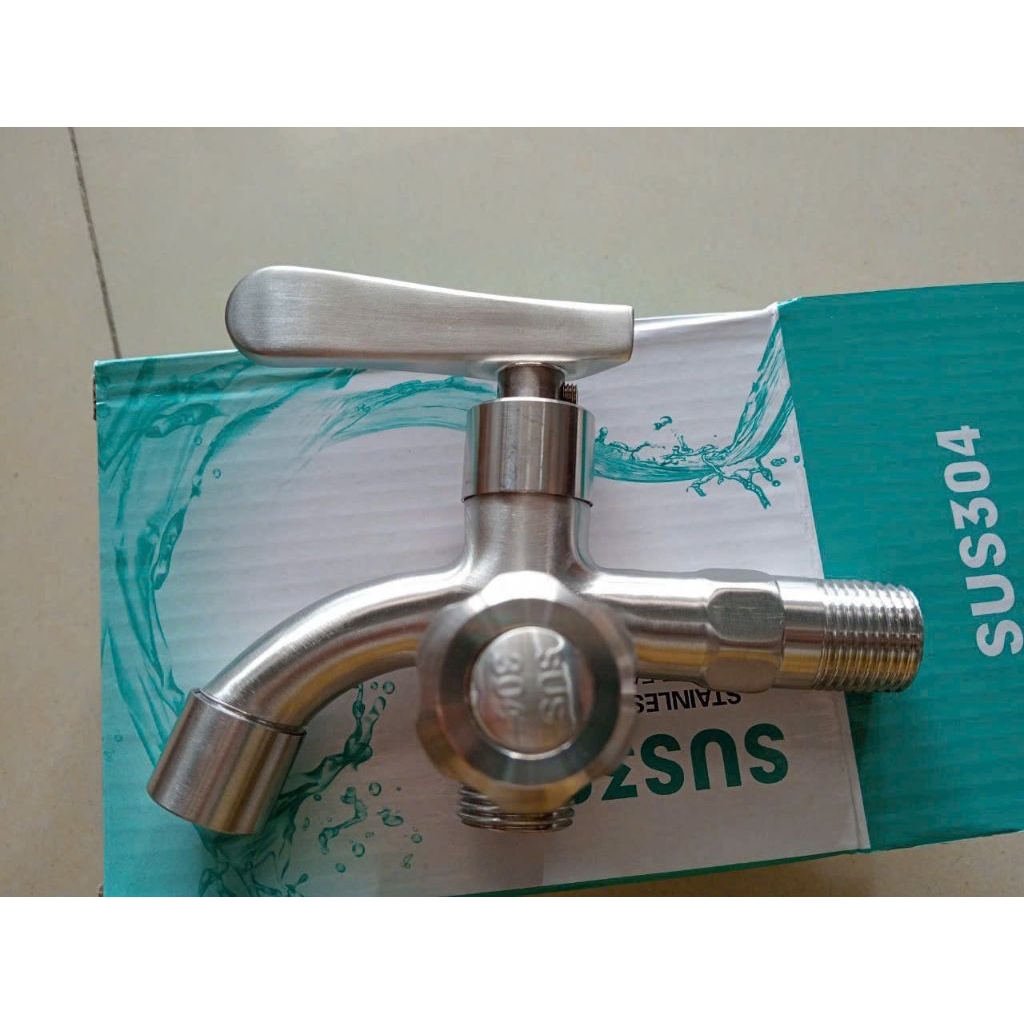 Củ sen tắm nuớc lạnh chất liệu inox, ty vặn đuợc làm bằng đồng thau