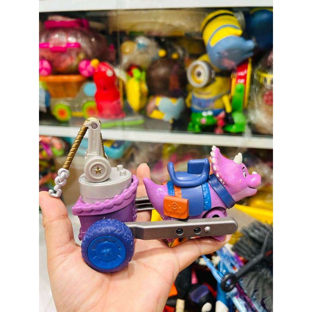 Mô hình xe kéo khủng long Dino Ranch Miguel and Tango’s Tow Rig Vehicle Features 5” Dino Tango