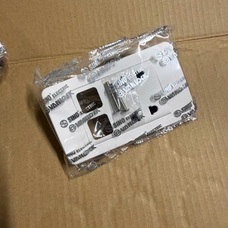 Mặt 2 ổ + 1, 2 lỗ S18A SINO - VANLOCK