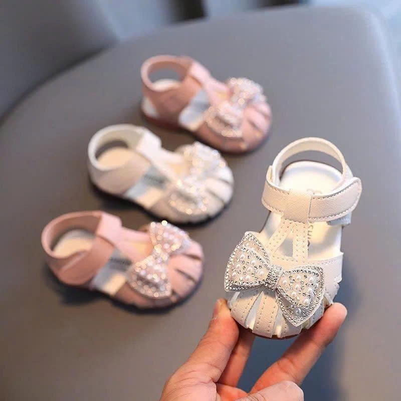 Dép sandal bé gái với quai hậu xinh xắn, đế chống trơn bảo vệ những bước đi đầu đời của bé ( A10 )