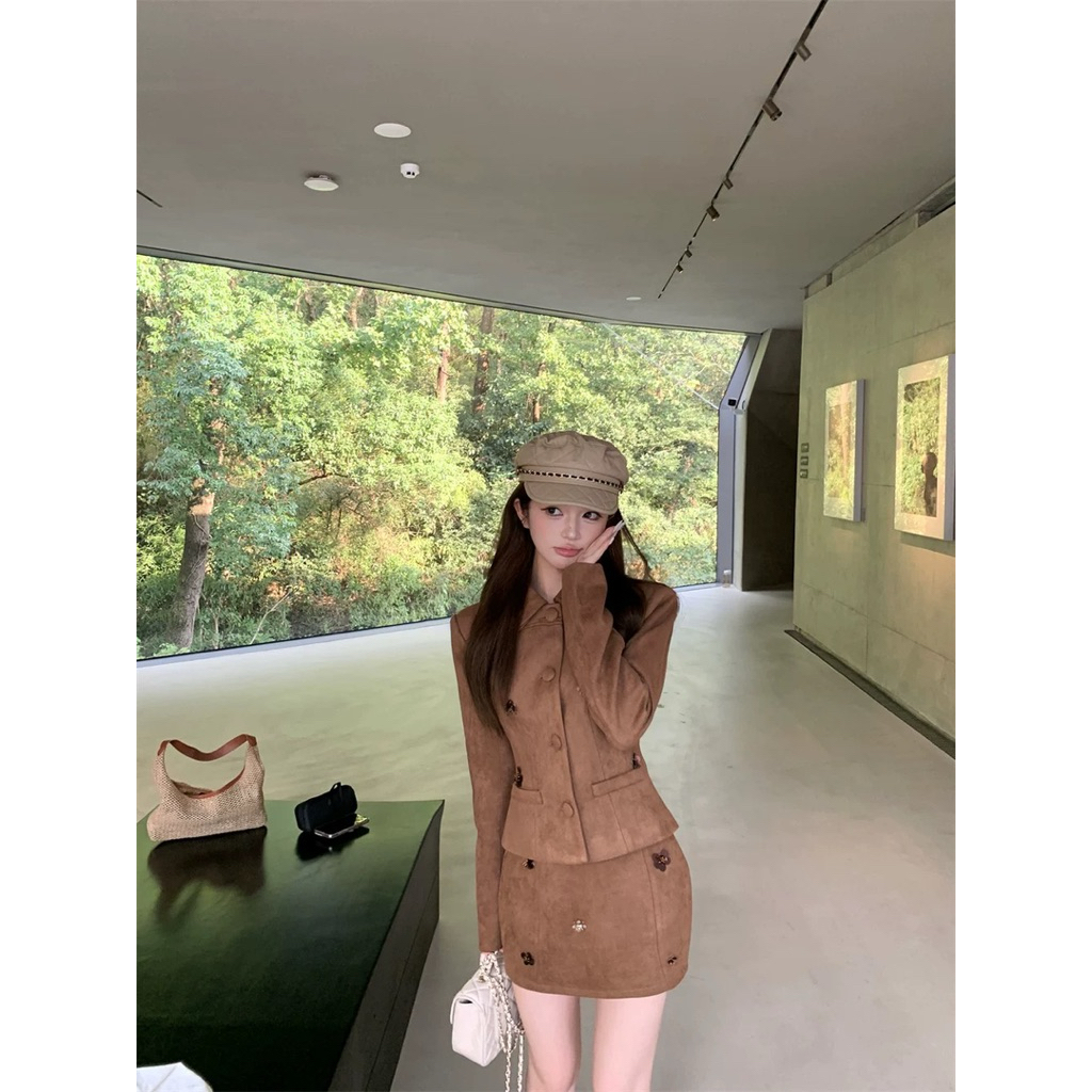 Set áo khoác dài tay cài cúc + váy bằng da lộn màu nâu Quảng Châu 2027 Aline Store