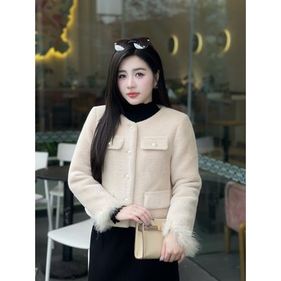 Áo khoác lông thỏ mã 8915 phối tay lông, chất lông thỏ ép mềm mịn, thiết kế 2 lớp sang chảnh