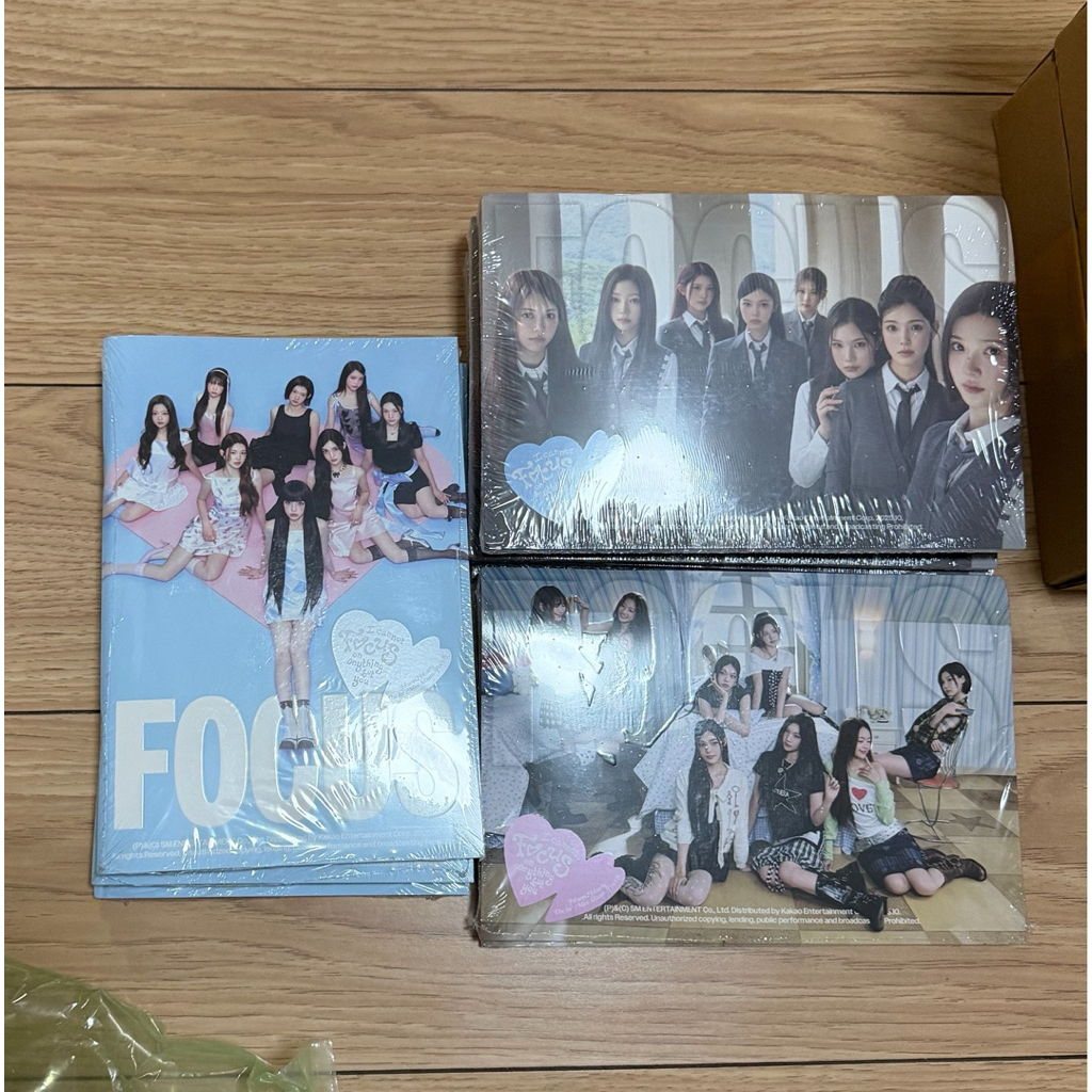 Album Hearts2Hearts - The 1st Mini Album 'FOCUS' (Photobook ver.)