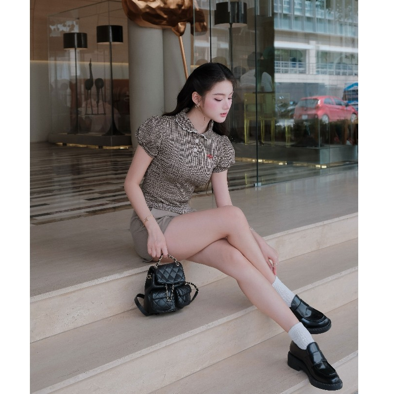 Áo polo nữ MONÁ cổ sen tay phồng hoạ tiết caro - SOLINE TOP | BigBuy360 - bigbuy360.vn