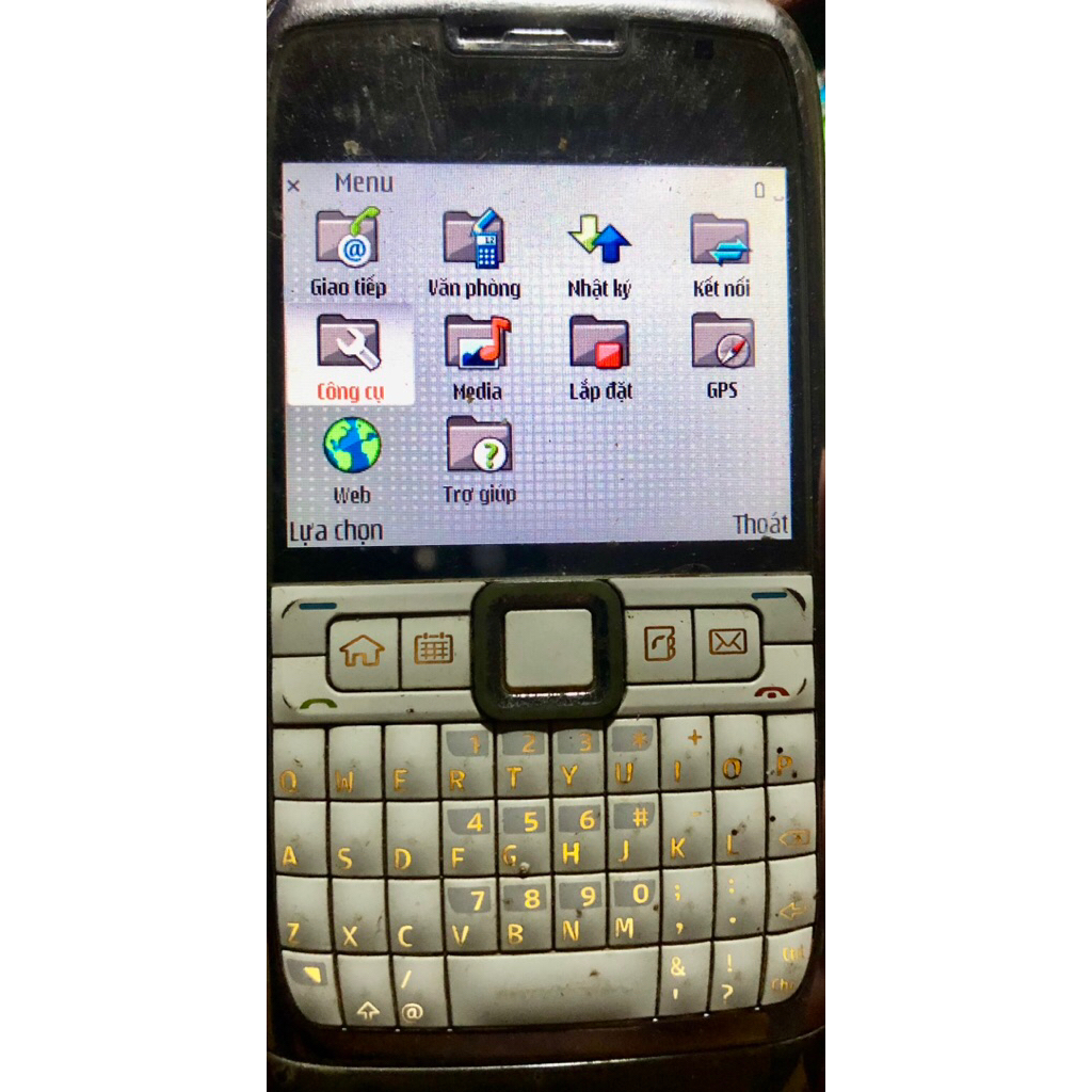 Xác Nokia E71 sống lên màn còn oce, phím bấm còn ăn, chưa thử sjm sóng, ae cần về tự kiểm tra thêm, 