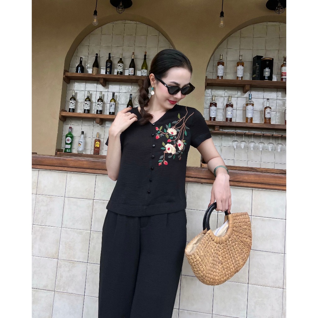 Set Bộ Cao Cấp Chất Tơ Thêu Hoa Hồng Tay Ngắn + Quần Ống Suông (48-65kg) Thời Trang Thiết Kế SLINE - Qùa tặng mẹ | BigBuy360 - bigbuy360.vn