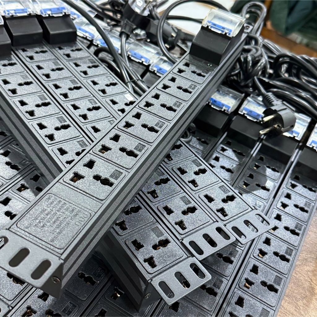 Thanh nguồn PDU 6 ổ cắm 3 chấu có MCB 2P 32A hãng AnRack