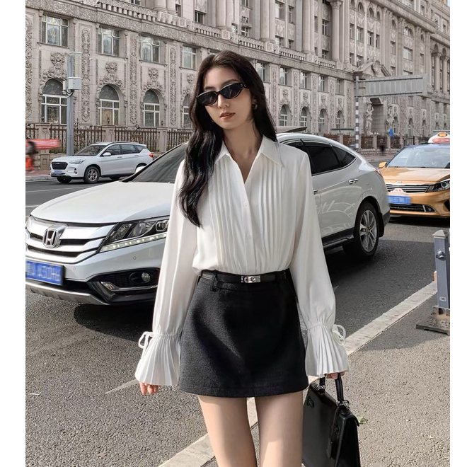 MULVAN SHIRT• Áo sơ ni trắng phối xếp ly ngực tay dài xếp ly loe phong cách tiểu thư thanh lịch, áo đi tiệc