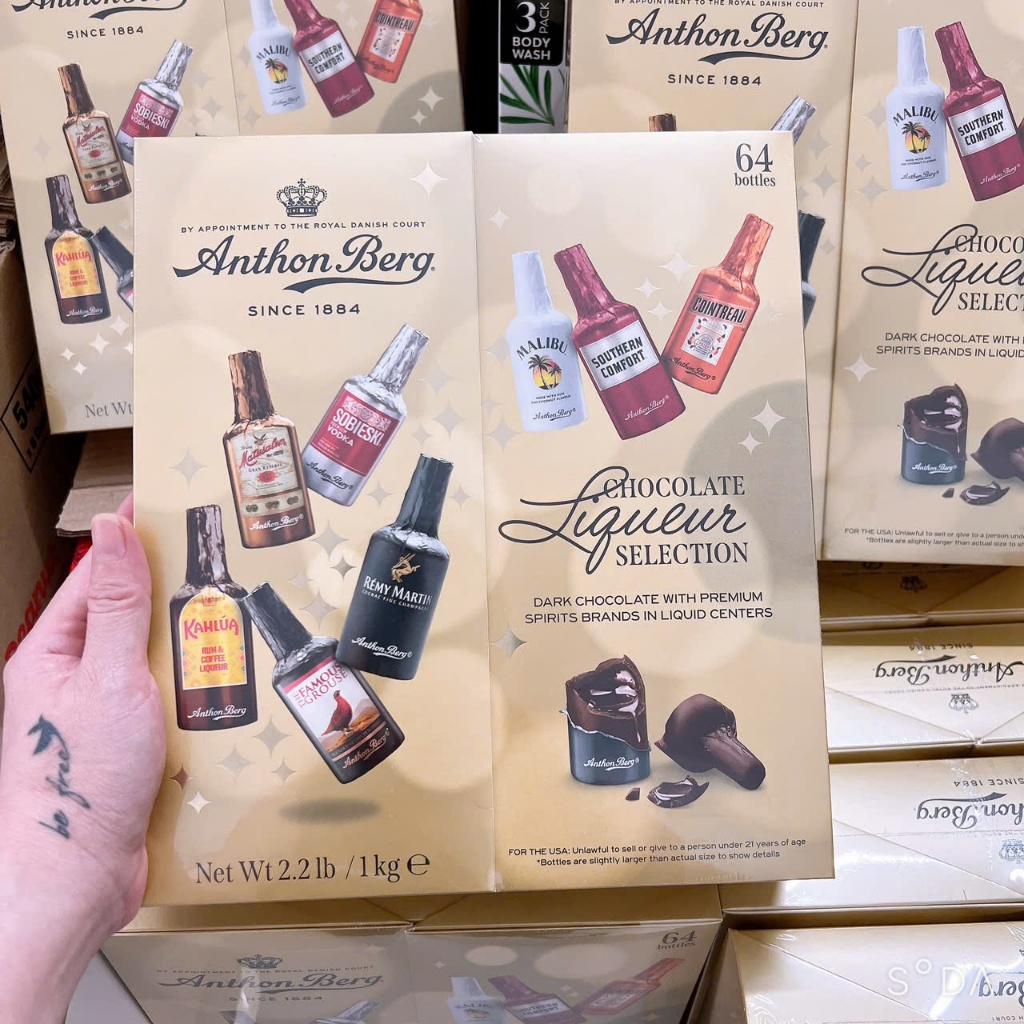 KẸO CHOCOLATE NHÂN RỰU ANTHON BERG 64 CHAI - DENMARK