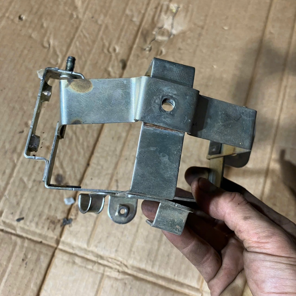 full cụm giá để bình acquy honda vision (hàng zin tháo xe )