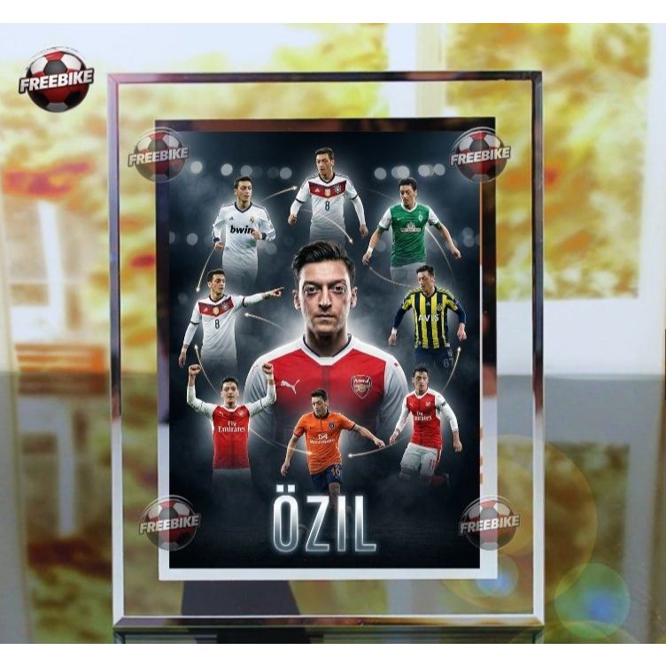 KHUNG POSTER MESUT OZIL BẰNG KÍNH PHA LÊ CAO CẤP MẪU 2