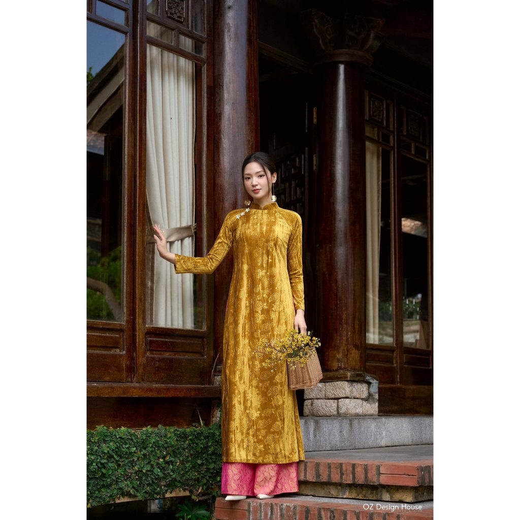 [Không kèm quần, phụ kiện] Áo dài OZ Design House AD49121SPR26 nhung chun cổ tàu màu vàng đồng
