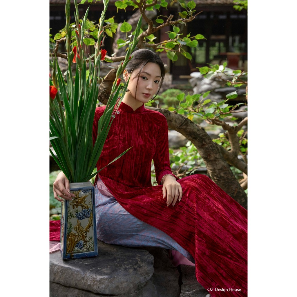 [Không kèm quần, phụ kiện] Áo dài OZ Design House AD49118SPR26 nhung chun cổ tàu màu đỏ