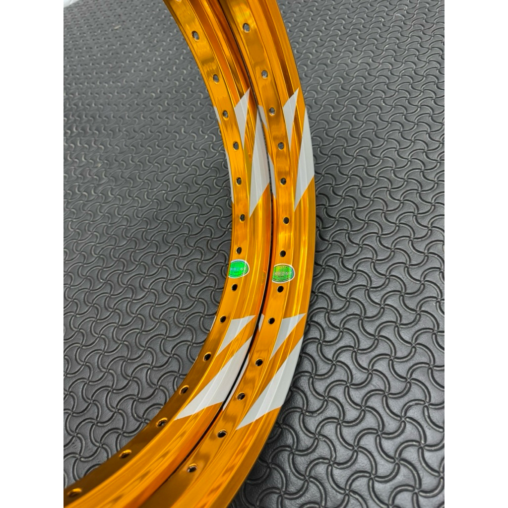 Niềng nhôm Akront Champion cao cấp mẫu tia sét vàng siu bóng 1.4-1.4 (1 cặp)