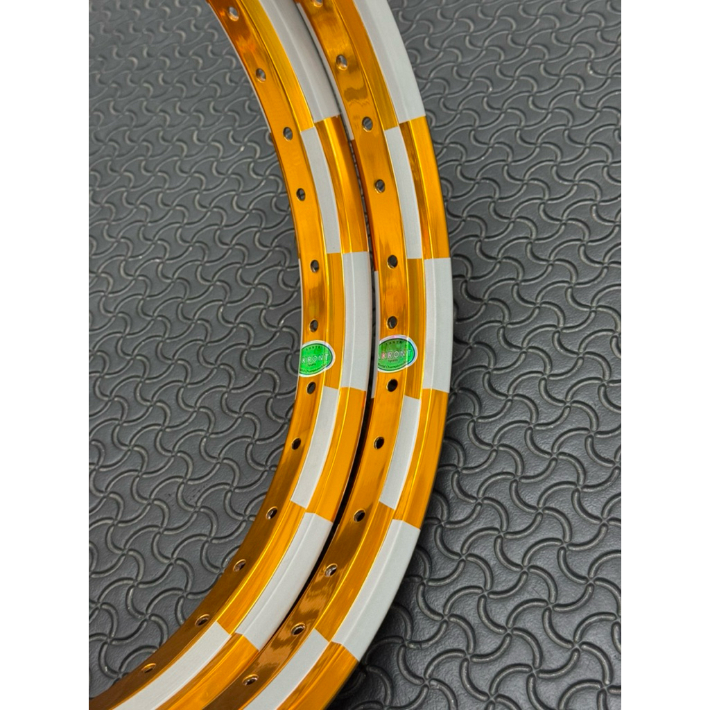 Niềng nhôm Akront Champion cao cấp mẫu cờ vua vàng siu bóng 1.4-1.4 (1 cặp)