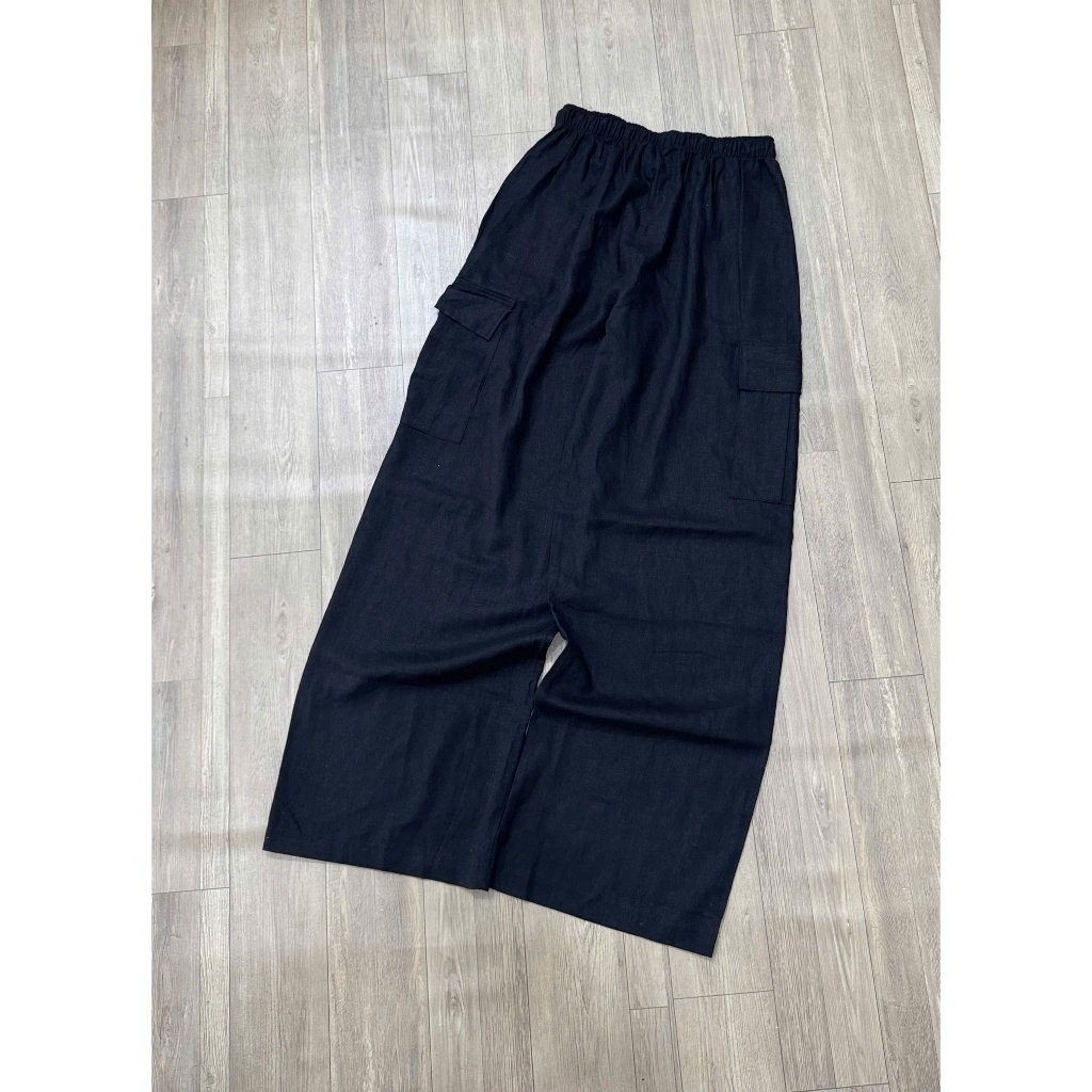 Quần linen đen túi hộp thêu logo