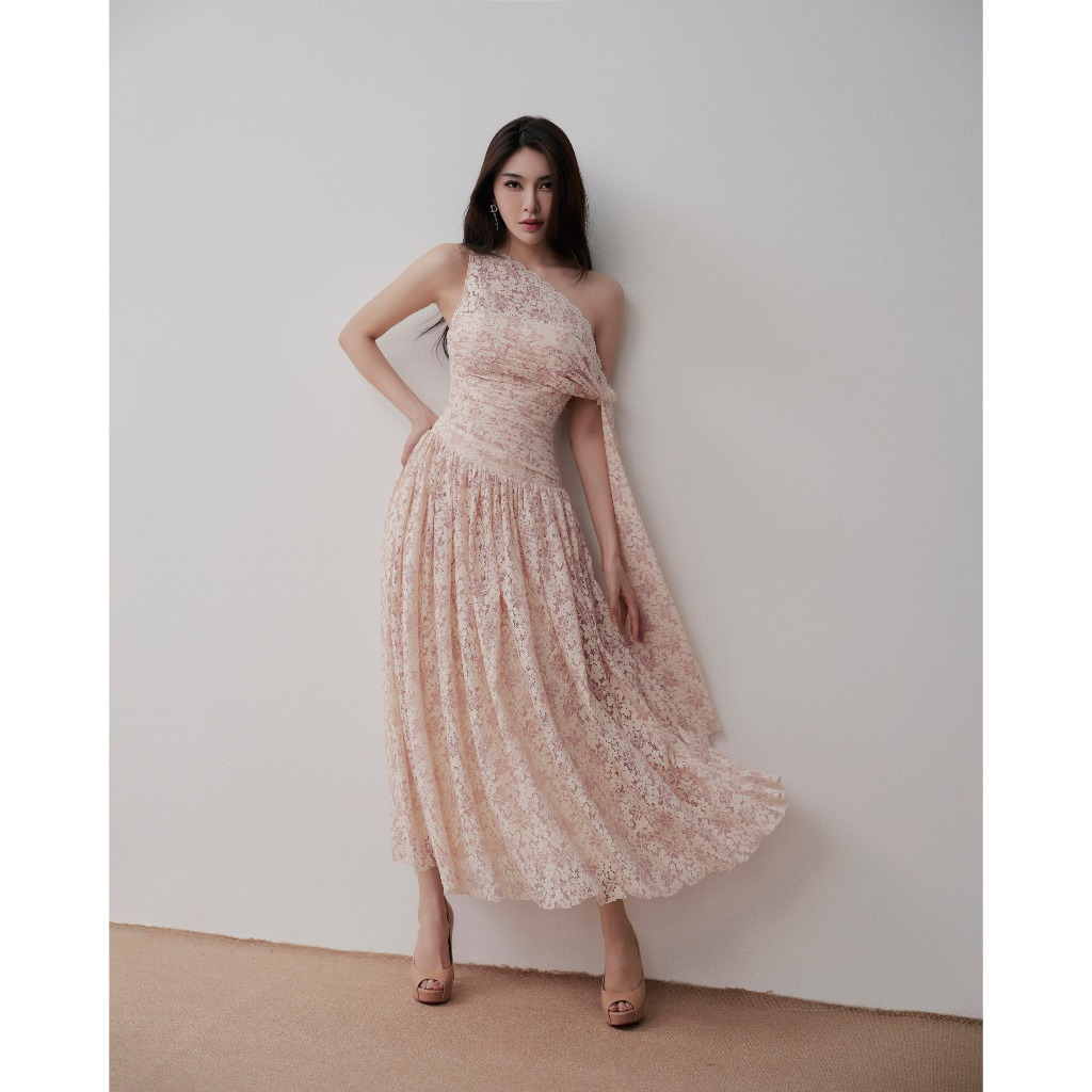 LOVELYN Váy Dự Tiệc Jasmine – Dáng Dài Lệch Vai, Phối Ren Hoa, Tông Hồng Phấn