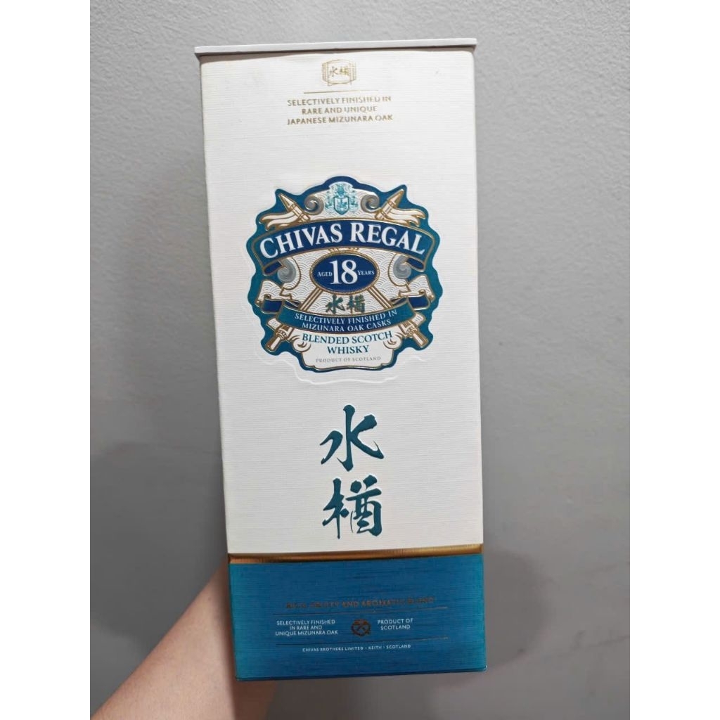 Vỏ hộp Chivas 18 700ml nhật dùng để trang trí trưng bày