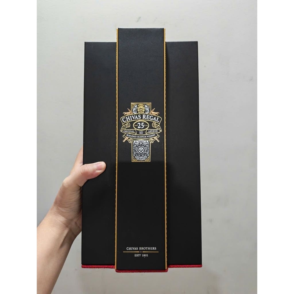 Vỏ hộp Chivas 25 700ml dùng để trang trí trưng bày