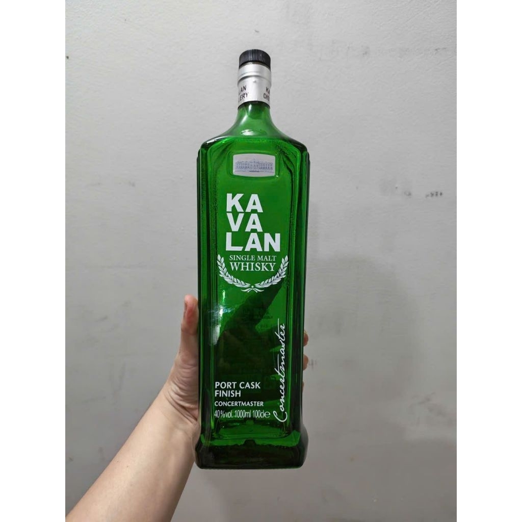 Vỏ chai Kavalan xanh 1L dùng để trang trí trưng bày