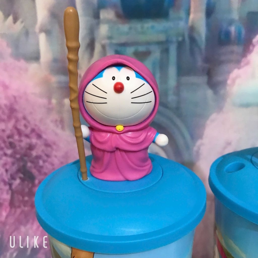 Mô hình Doraemon kèm ly CGV