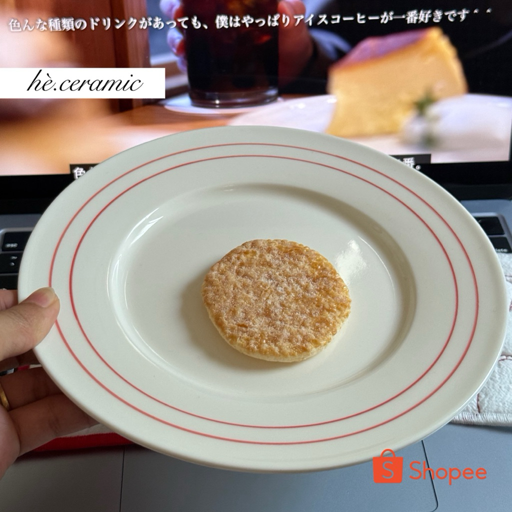 HÈ.CERAMIC / Dĩa gốm trắng ngà viền sọc đôi xanh đỏ vintage. Dĩa gốm sứ 𝐂𝐚𝐤𝐞 𝐏𝐥𝐚𝐭𝐞𝐬 𝐁𝐥𝐮𝐞 𝐒𝐭𝐫𝐢𝐩𝐞 21cm