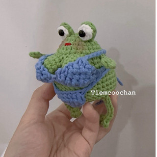 móc khóa ếch mặc đồ bơi bằng len handmade