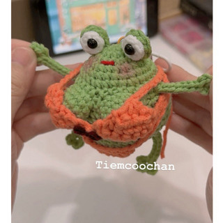 móc khóa ếch mặc đồ bơi bằng len handmade