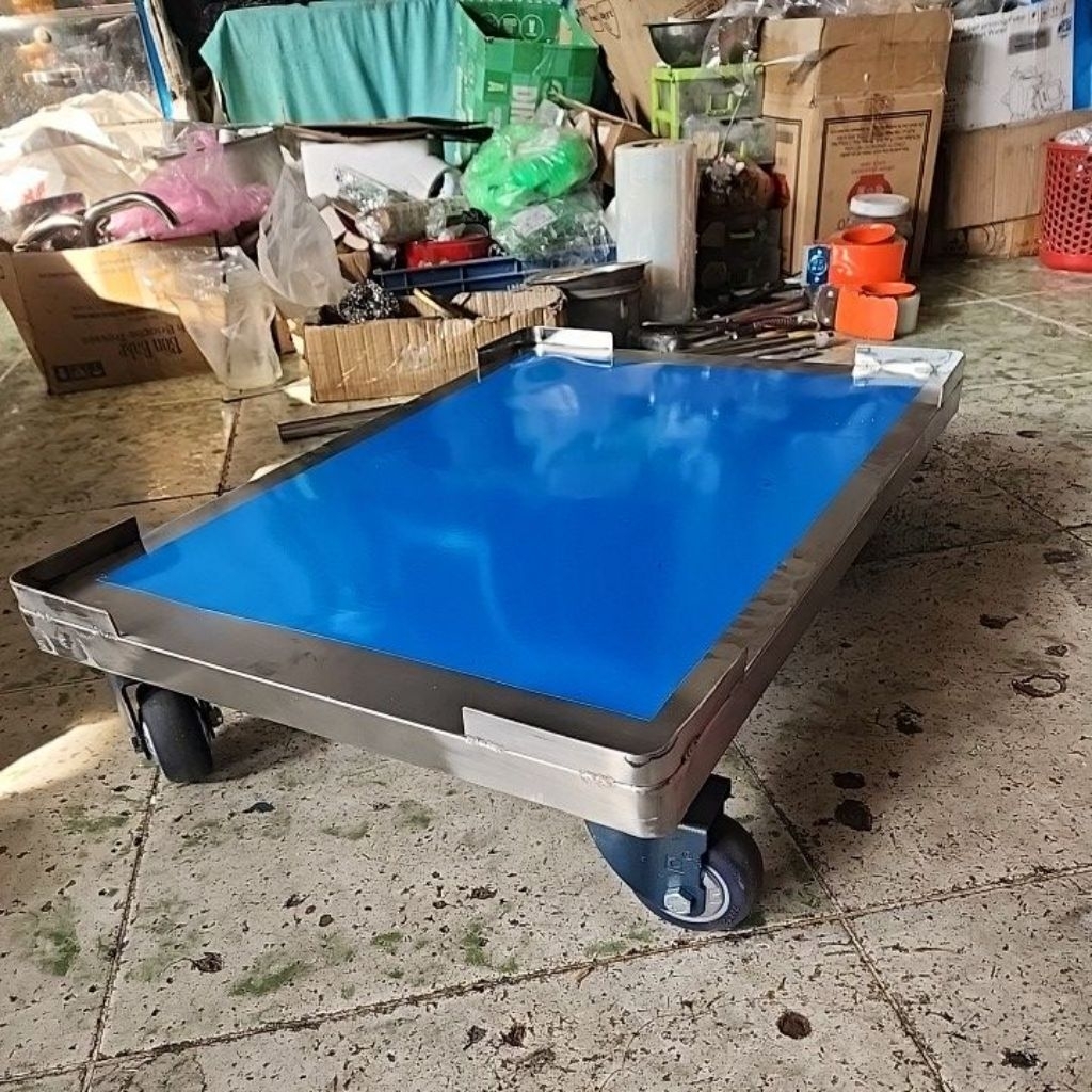 Mặt tấm inox dày 1mm , inox 304 , gắn 4 banh xe loại tốt  , có khóa  , chịu tải nặng đến 500kg