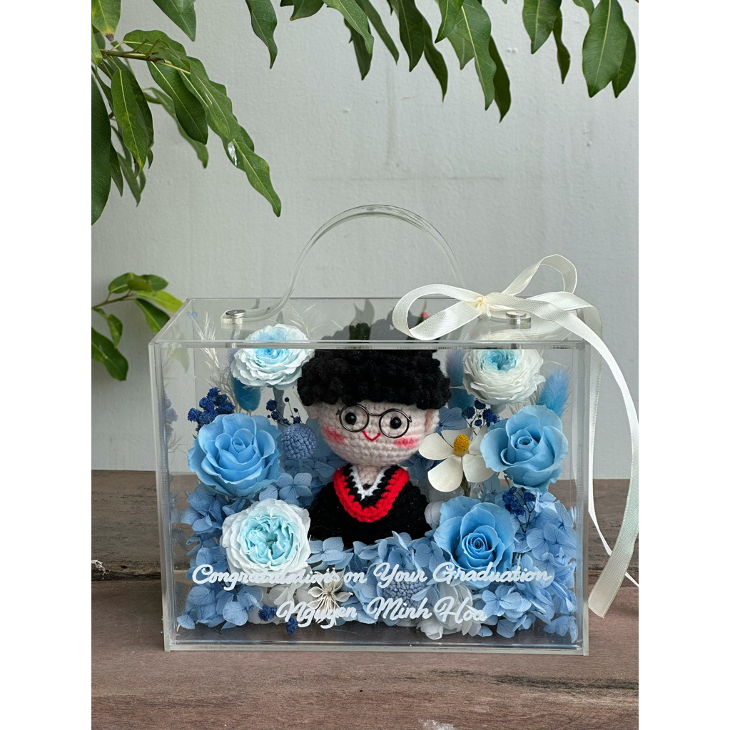 Hộp mica hoa khô búp bê len tốt nghiệp 20x15x10cm