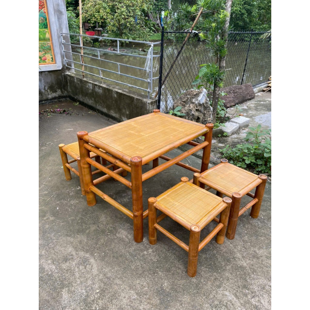 Bộ bàn ghế tre gồm 1 bàn và 4 ghế, kích thước cao 55cm - rộng 50cm - dài 75cm