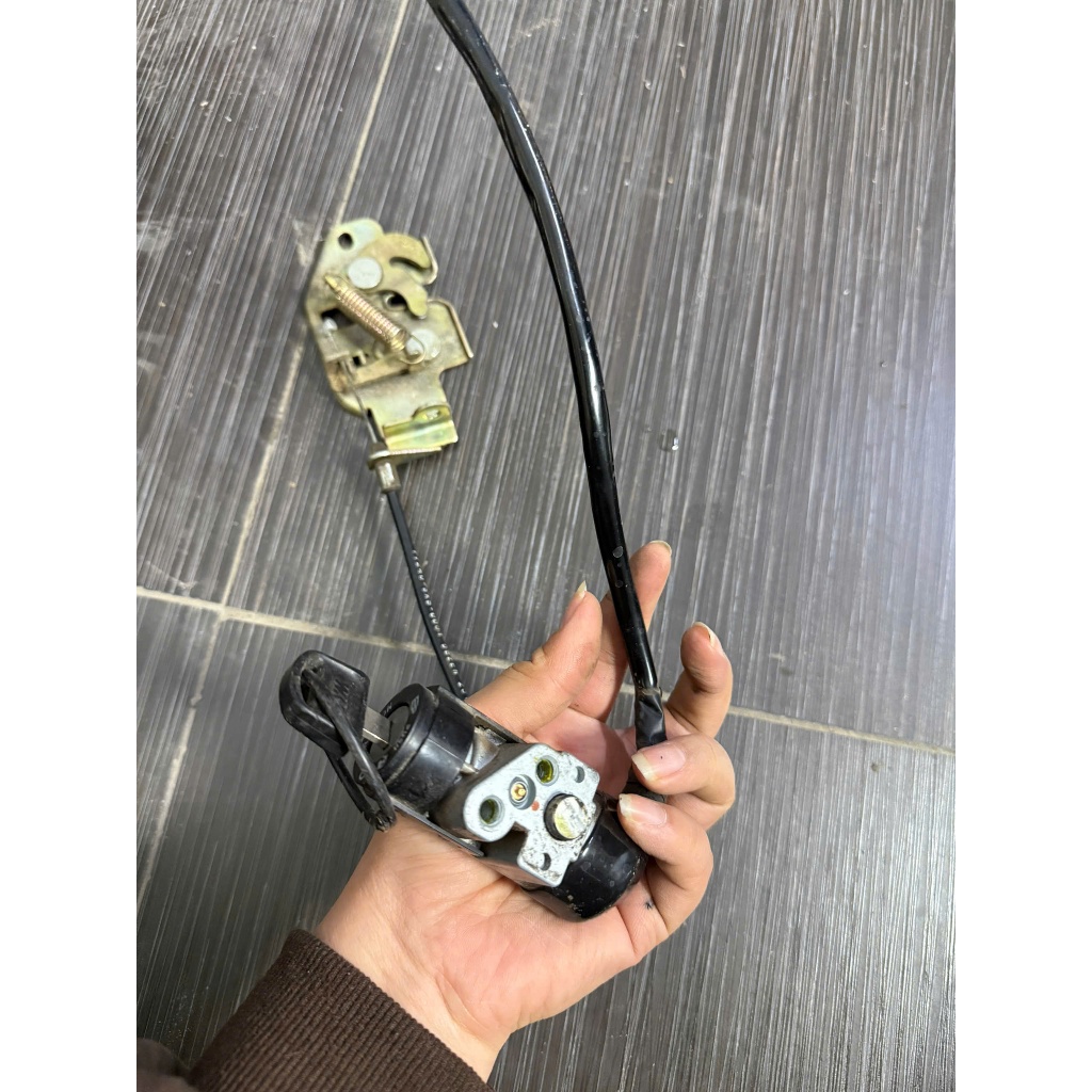 full cụm ổ khóa kèm bản lề yên sau sym elegant 50cc (hàng zin tháo xe )