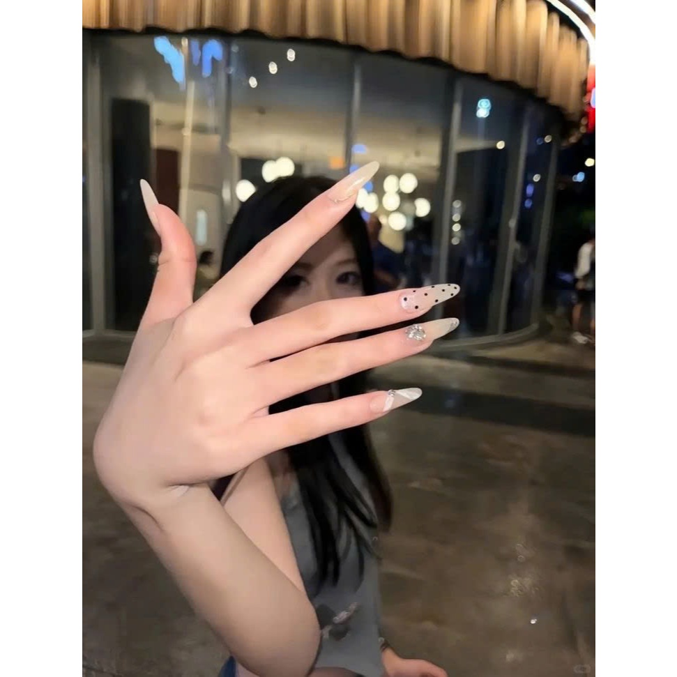 Nails box - Móng giả thiết kế tông đỏ phối ánh trăng charm đá