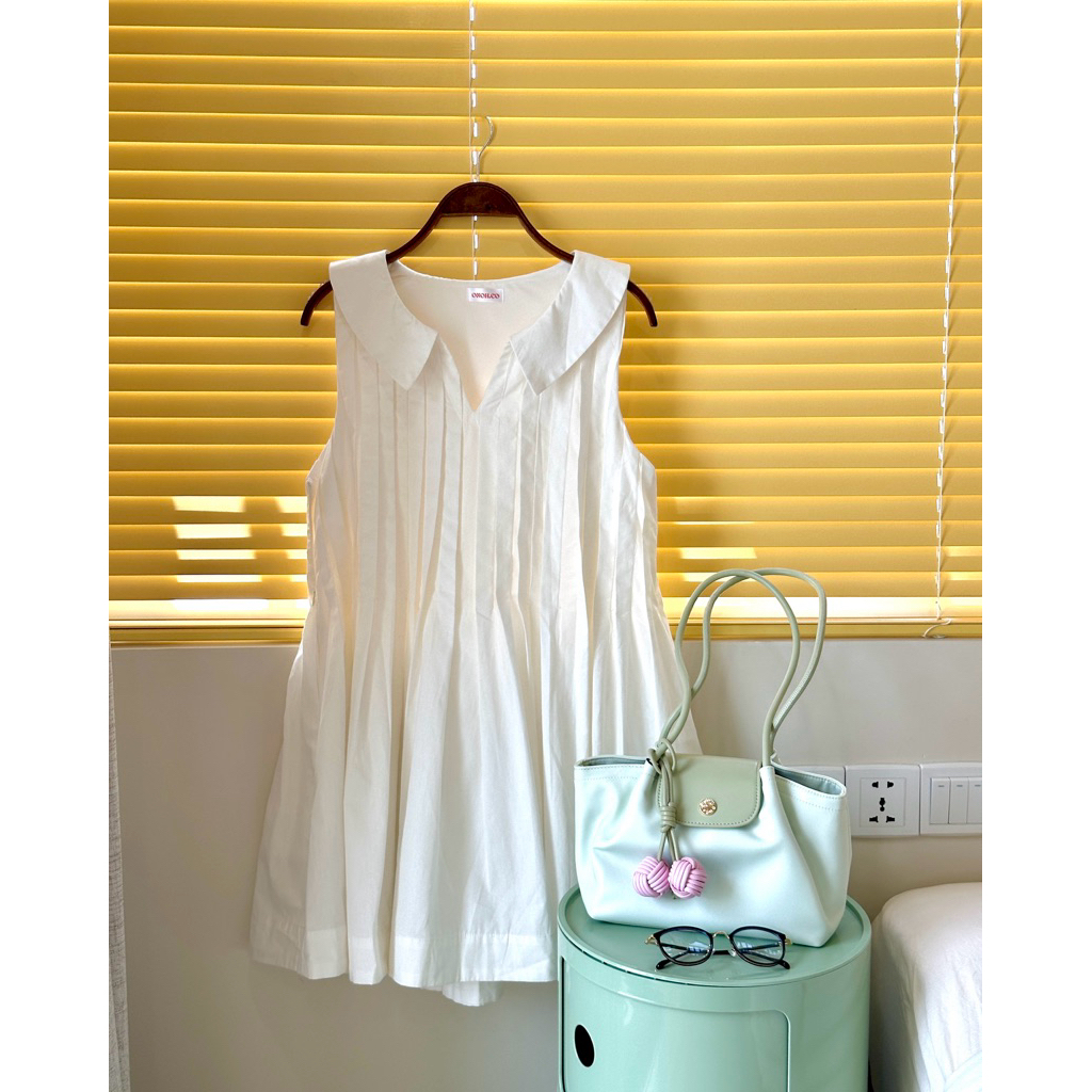 𝐎𝐍𝐎𝐇.𝐂𝐎 - 𝐈𝐑𝐄𝐍𝐄 𝐃𝐑𝐄𝐒𝐒 - Đầm trắng nữ cổ sen xẻ V xếp ly to không tay có túi