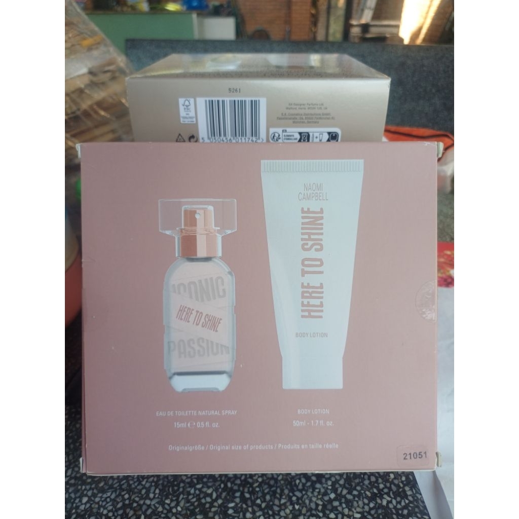 Naomi Campbell HERE TO SHINE EDT NATURAL SPRAY 15ml & BODY LOTION 50ml Bộ Sản Phẩm Hương Thơm Tự Nhi