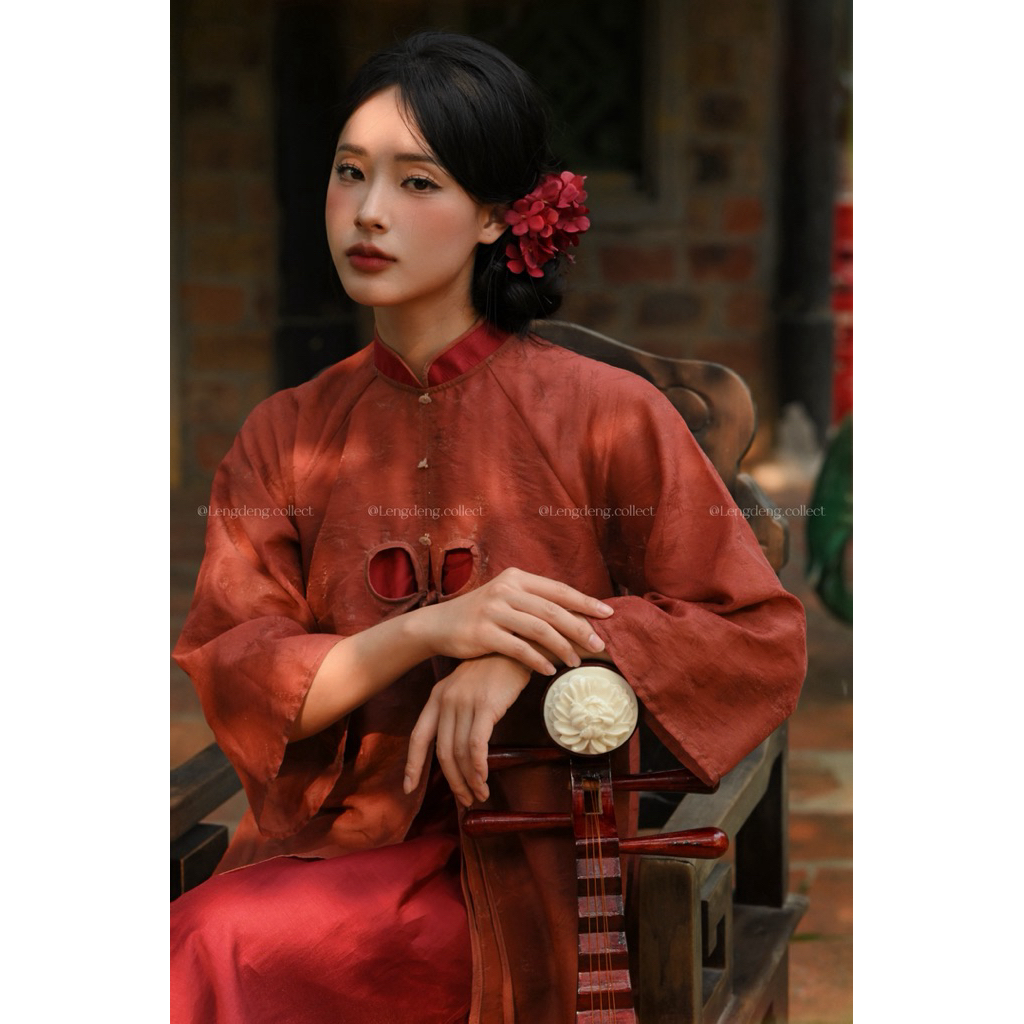 Áo Dài Châu Liên - Lengdeng.Collect | Áo dài dáng suông cách tân tà kép màu đỏ phối hoa Lèng Dèng | BigBuy360 - bigbuy360.vn