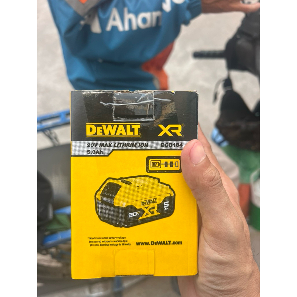 Pin sạc Li-ion Dewalt 20V 5Ah - Model:  DCB184 B1 - Hàng chính hãng