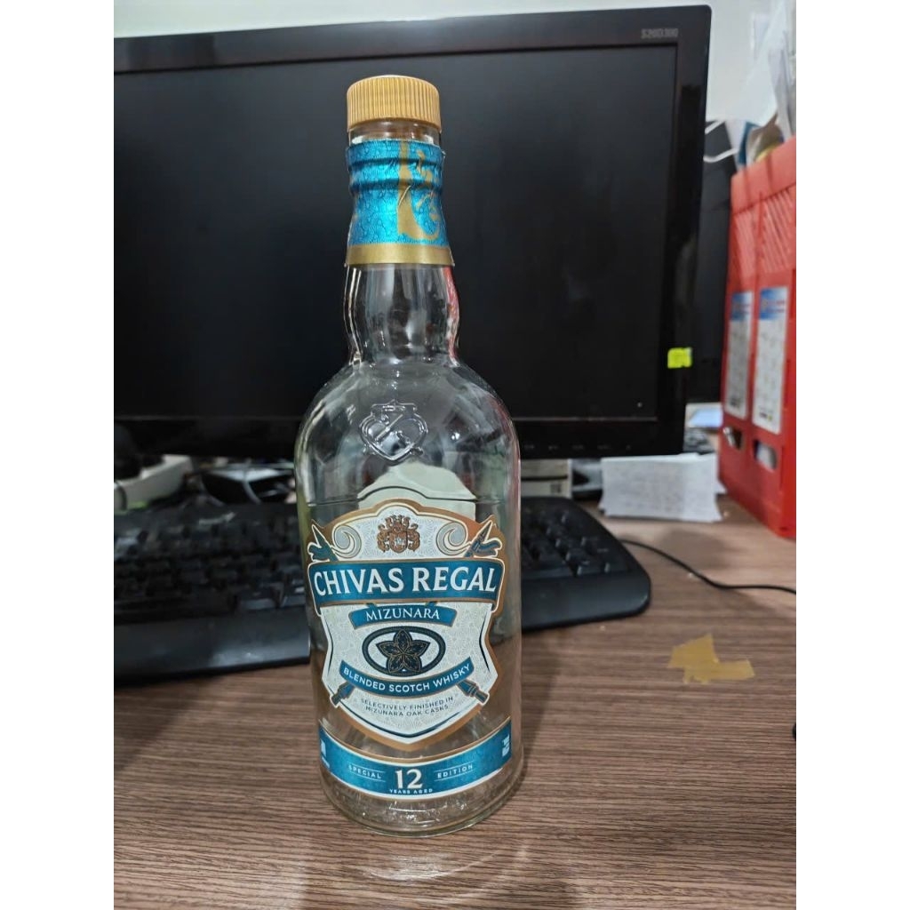 Vỏ chai Chivas 12 xanh 750ml dùng để trang trí trưng bày