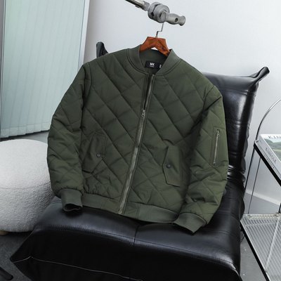 Áo khoác Bomber Rafa màu Xanh rêu MK CLEVER. Chất vải gió 3 lớp, lót trần trám dày dặn, lên form đẹp 48-90kg