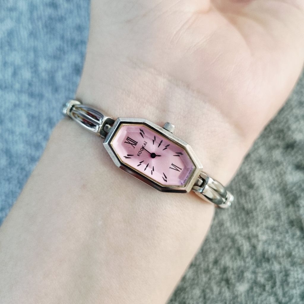 Đồng hồ nữ lắc Kookai mặt hồng 2 kim