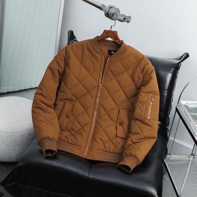 Áo khoác Bomber Rafa màu Nâu bò MK CLEVER. Chất vải gió 3 lớp, lót trần trám dày dặn, lên form đẹp
