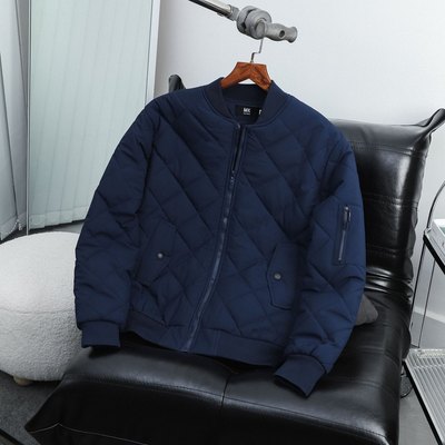 Áo khoác Bomber Rafa màu Xanh than MK CLEVER. Chất vải gió 3 lớp, lót trần trám dày dặn, lên form đẹp 48-90kg