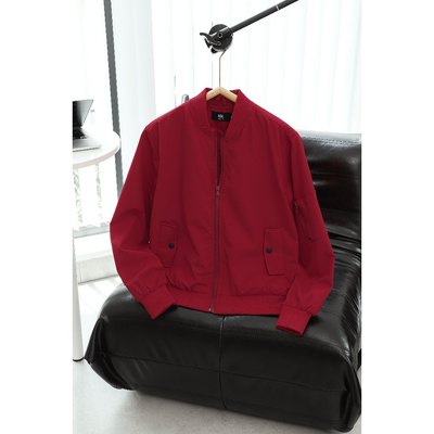 Áo Khoác Nam Bomber Empo màu Đỏ MK CLEVER Chất liệu vải Gió trần bông, cản gió giữ nhiệt tốt, form dáng trẻ trung