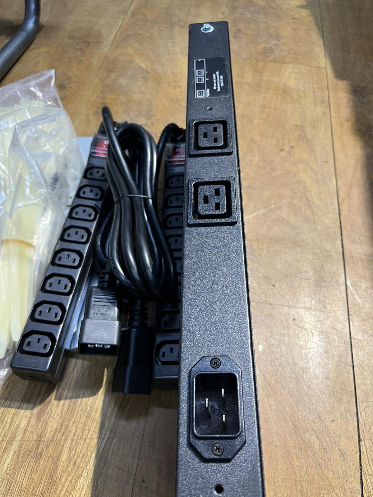PDU bộ nối nguồn 16 C13 HP 228481-006 16A High Voltage PDU 303264-001