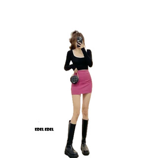Áo croptop tay dài có viền ở cổ áo .