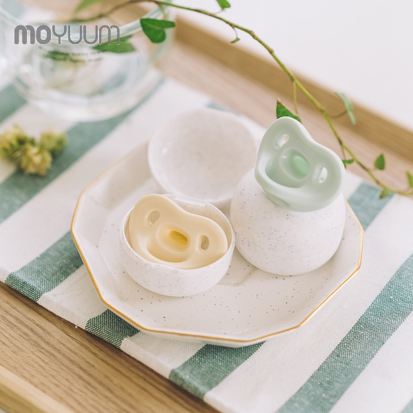 Núm ty giả MOYUUM chất liệu Silicone (bao gồm hộp đựng) size 0-5m/ 6m+